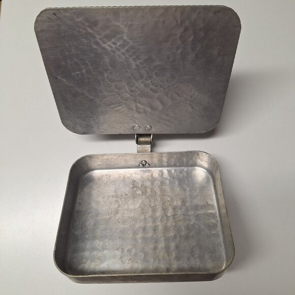 Vintage Hammered Metal Floral Embossed Hinged Lid Dust Pan Crumb Silent Butler - Picture 5 of 9